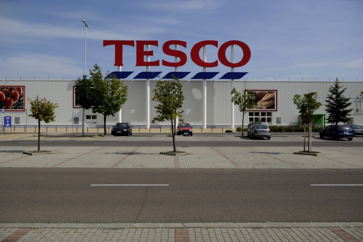 Megszabja a Tesco, mostantól hányan lehetnek az üzleteiben