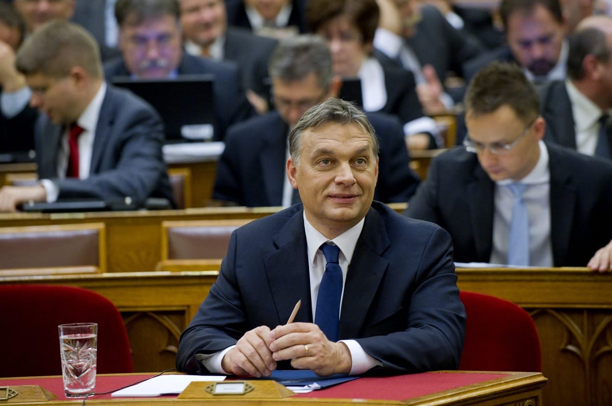 Orbán adóemeléssel védte meg az adócsökkentést