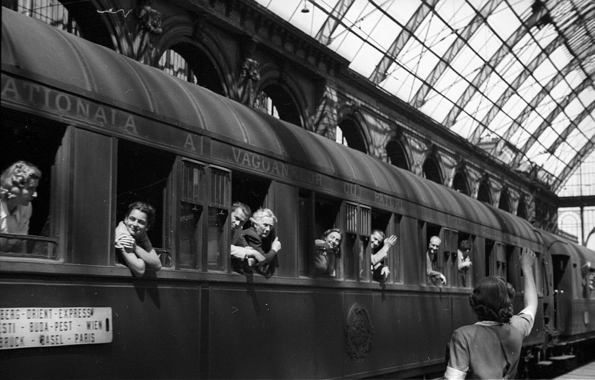 A francia elnök kiesett az ablakán, a képzelet meg telerakta hősökkel – 140 éves a száguldó luxusszálló, az Orient Expressz
