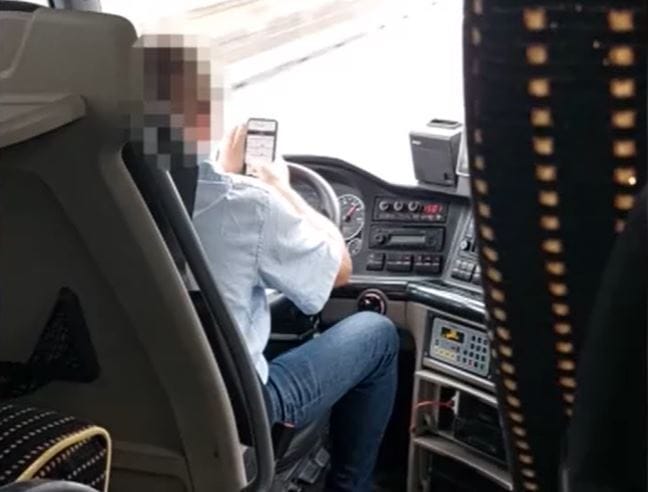 Vizsgálat indult a buszsofőr ellen, aki a könyökével kormányzott, amíg mobilozott vezetés közben