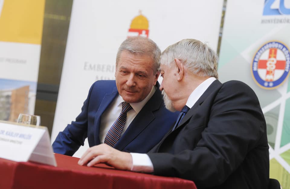 Zacher Gáborra mutogat a Honvédkórház sürgősségijén kialakult állapotok miatt a miniszter