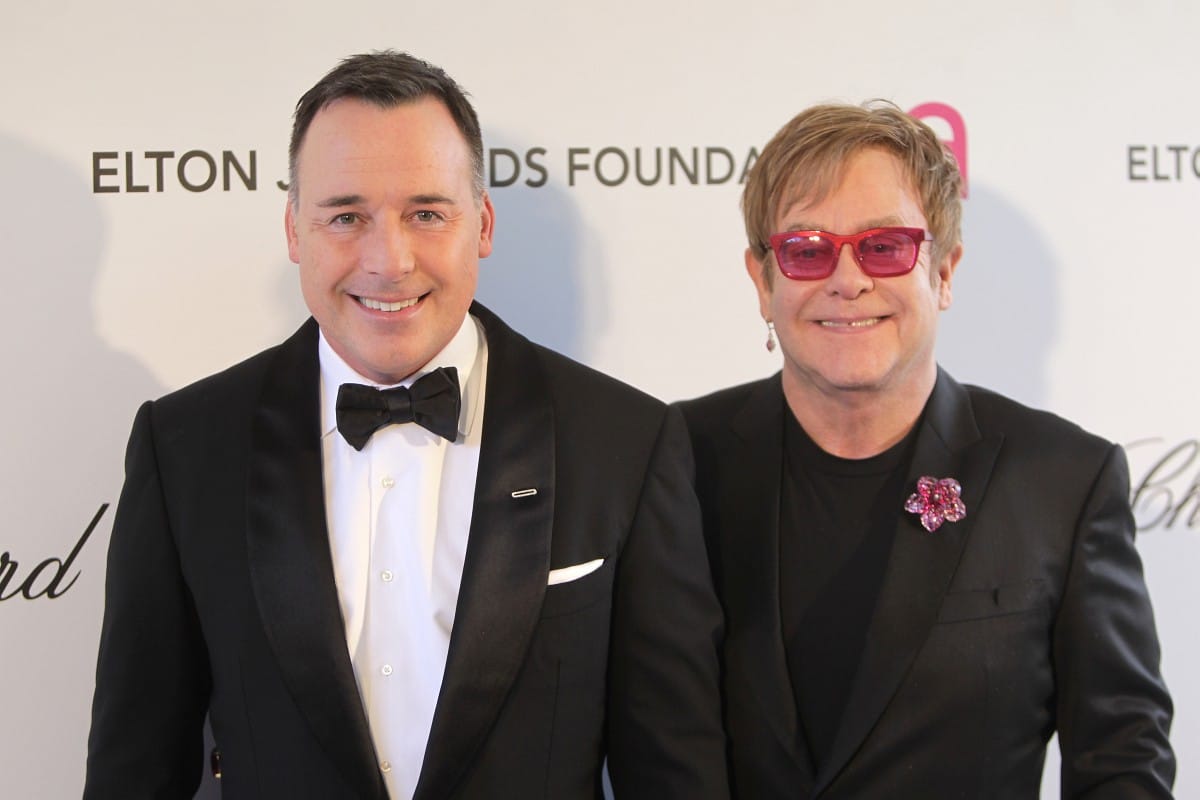 Elton John kiosztotta a velencei polgármestert