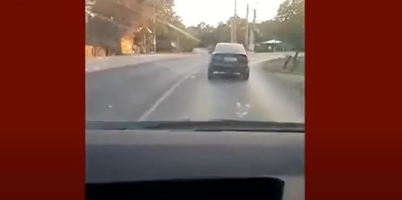 Többször kiegyenesítette a kanyarokat egy benyugtatózott nő, végül letért az útról, és súlyosan megsérült – videó
