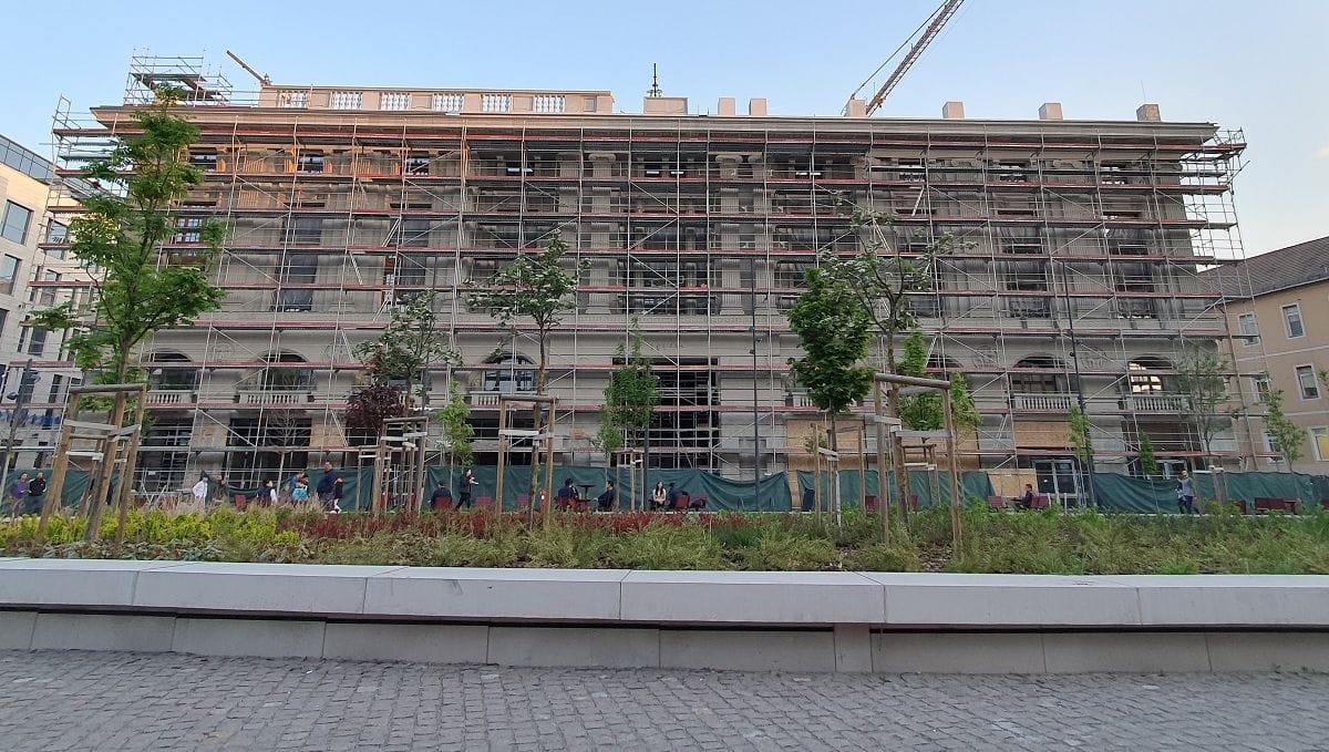 Leszedték a ponyvát a Corvin Áruház épületéről + képek