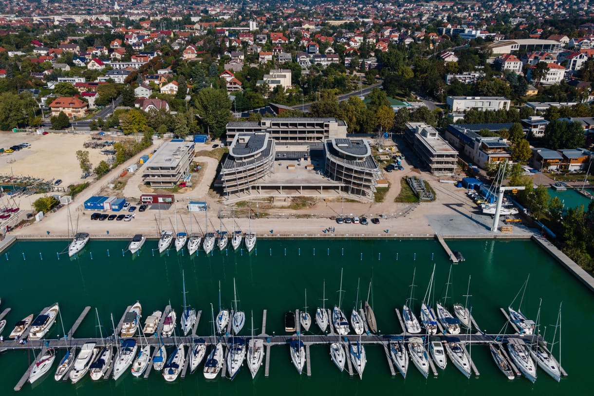 Kigyulladt egy hajó Balatonfürednél