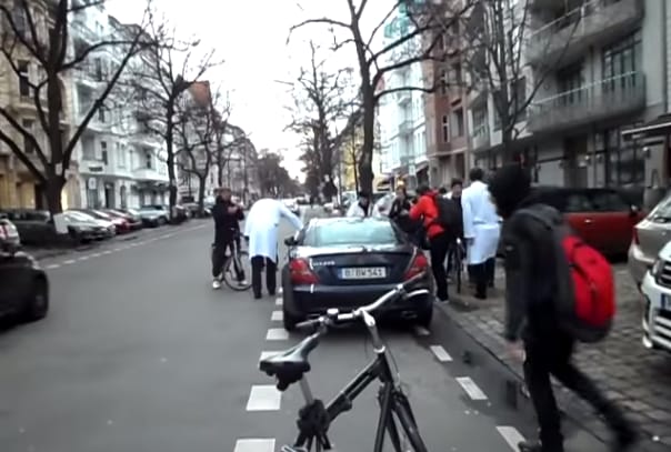 Videó: Úgy megbüntetik a bicikliútra parkoló autóst, hogy megemlegeti