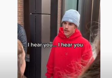 Justin Bieber nagyon kedvesen küldte el a fenébe a rajongóit (videó)