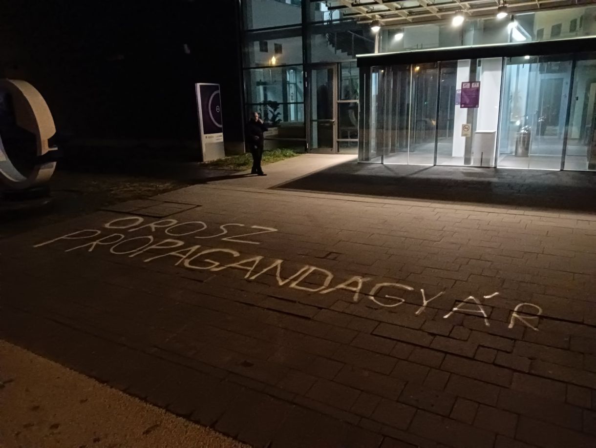 „Orosz propagandagyár” – festették fel a közmédia elé a momentumosok