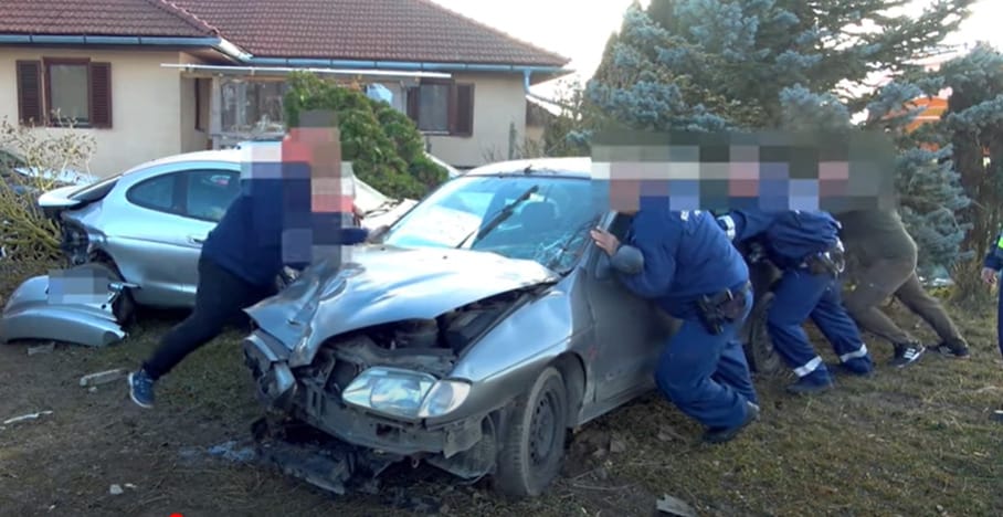 Öt autót rongált meg egy kertbe csapódó Renault