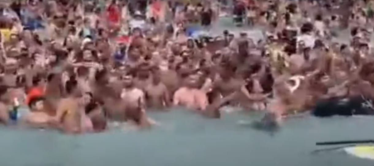 A brazil elnök strandoló tömegekkel bandázott újévkor
