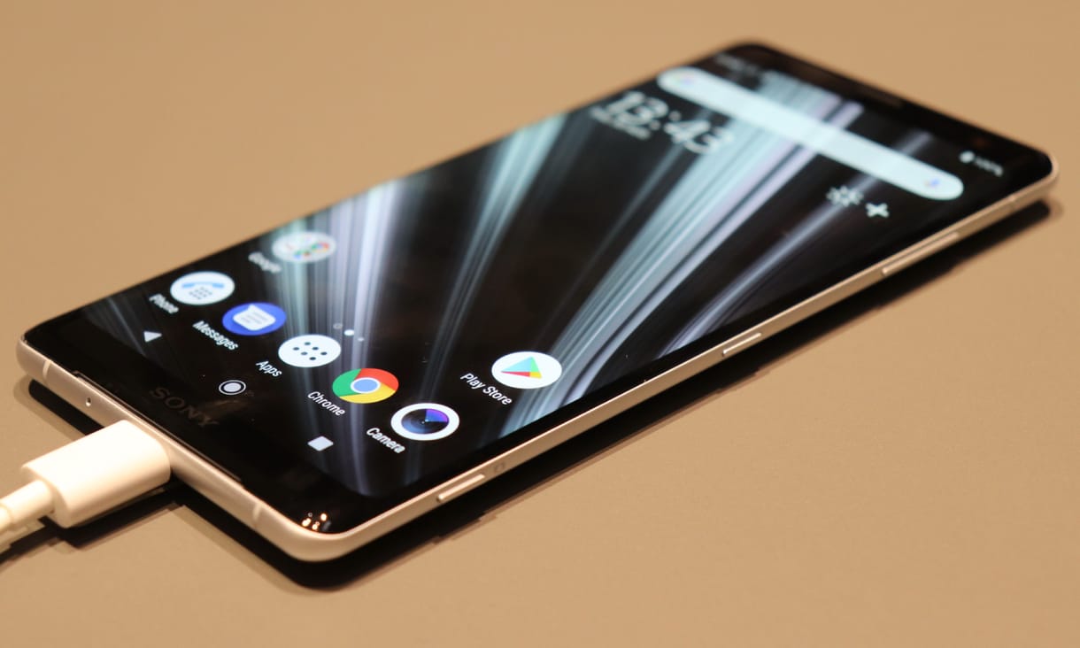 Kezünkben a gyönyörű kijelzős új Sony csúcsmobil, az XZ3