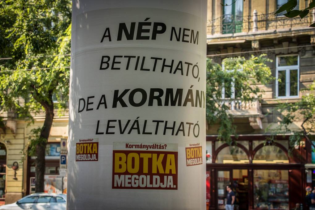 Potyautasként felugrott az MSZP a titokzatos plakátokra - fotók