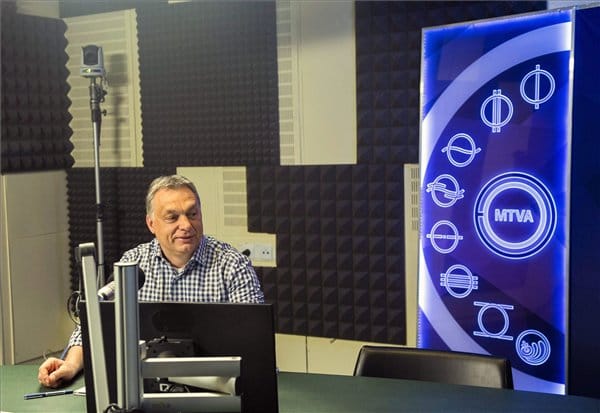 Orbánnak már kicsit kínos kérdéseket sem tesznek fel a közrádióban