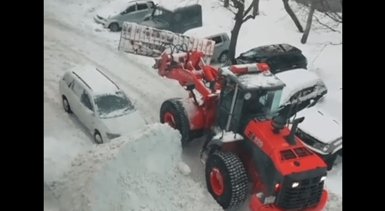 Mit kezdjen a szabálytalanul parkoló autóval a hókotró? - videó