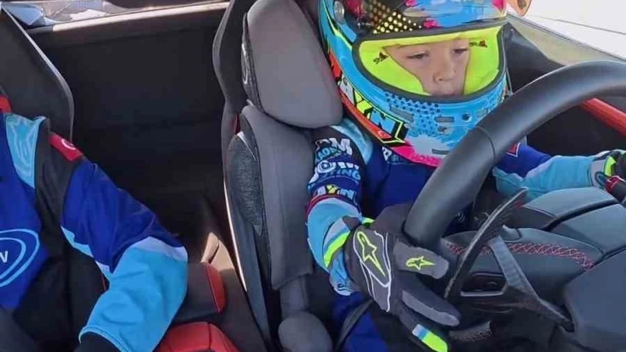Ötéves, de 300 km/h felett hajt egy Lamborghinit ez a kissrác – videó