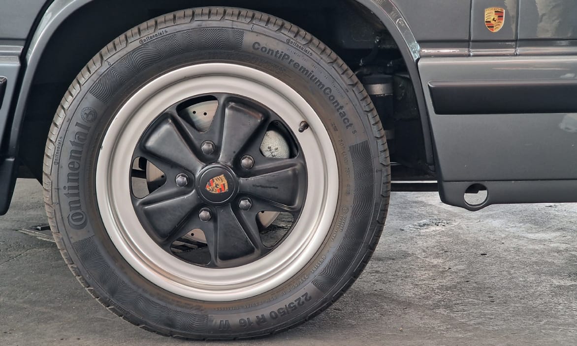Látta már a legdobozosabb Porschét? Megnéztük, mutatjuk a 80-as évekbeli farmotoros széltolót