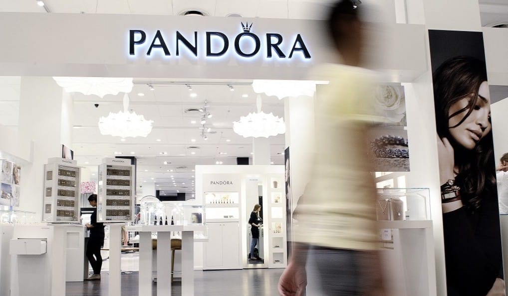 A Pandora hátat fordít a természetes gyémántoknak