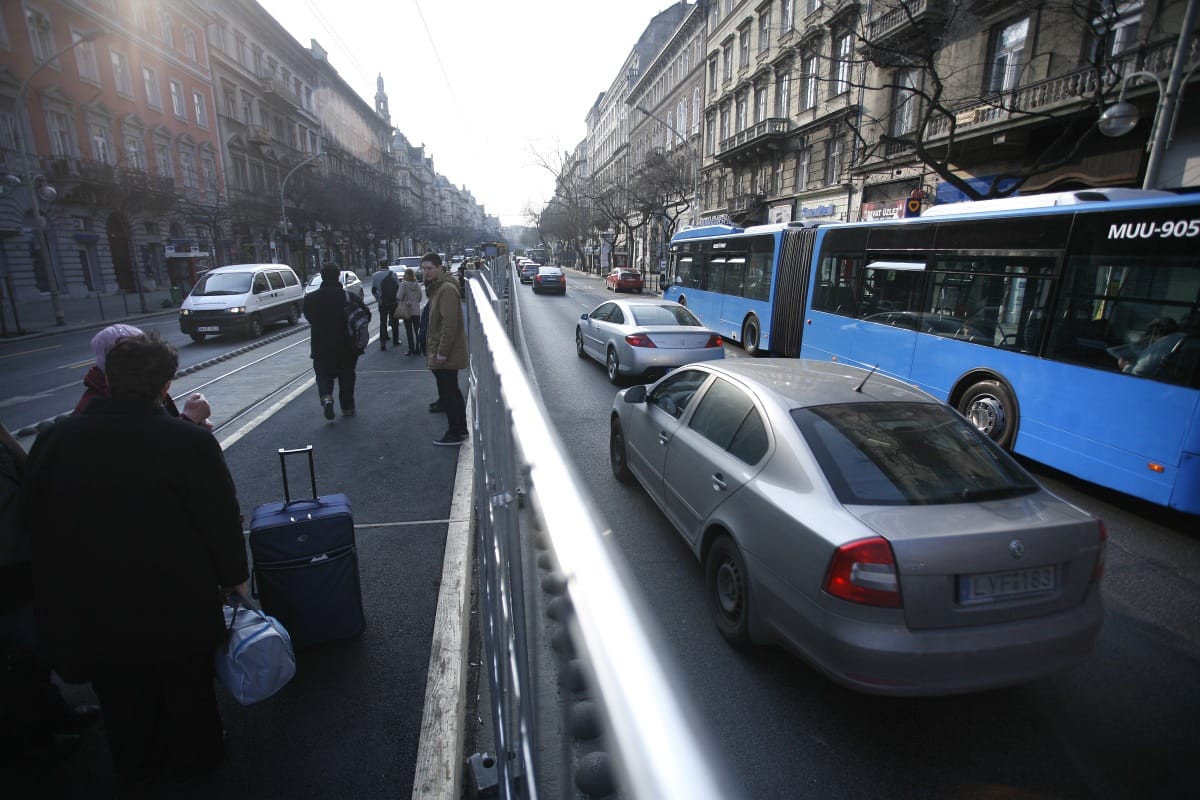Vasárnap rázós lesz autózni Budapest belvárosában