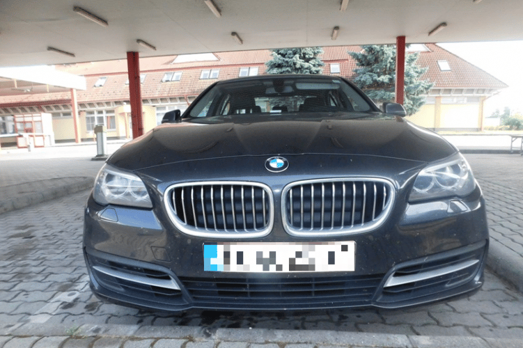 Lábon akarták kivinni a 10 milliós BMW-t