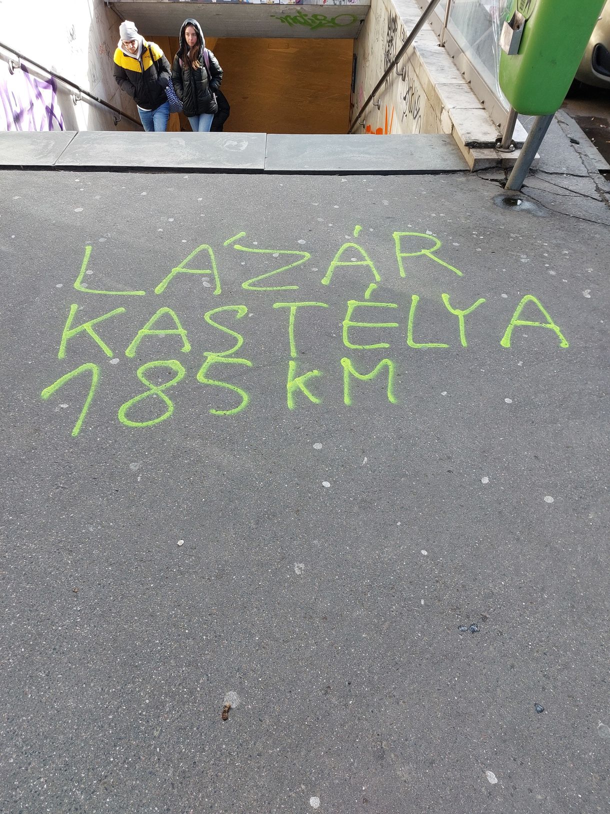 „Lázár kastélya, 185 km” – a Katona József utcában festettek fel újabb útbaigazítást Lázár János batidai kastélya felé
