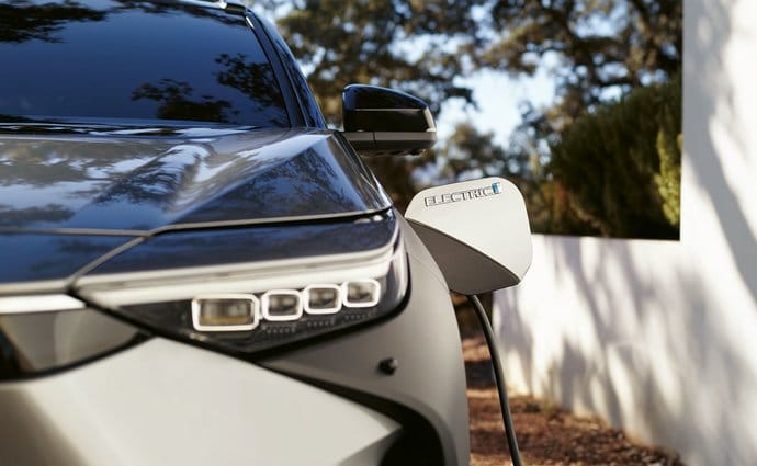 A Toyota is megtért, bemutatkozott az első akkumulátoros villanyautójuk