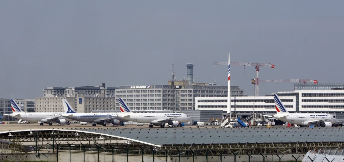 Késsel hadonászott egy férfi a párizsi Charles de Gaulle reptéren, lelőtték a rendőrök