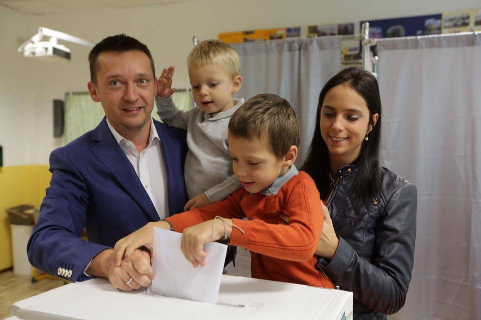 Fotó: Rogán szavazni vitte az egész famíliát