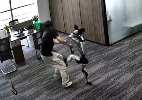 Videó: kung-fu rúgással támadt saját fejlesztőjére egy robot Kínában
