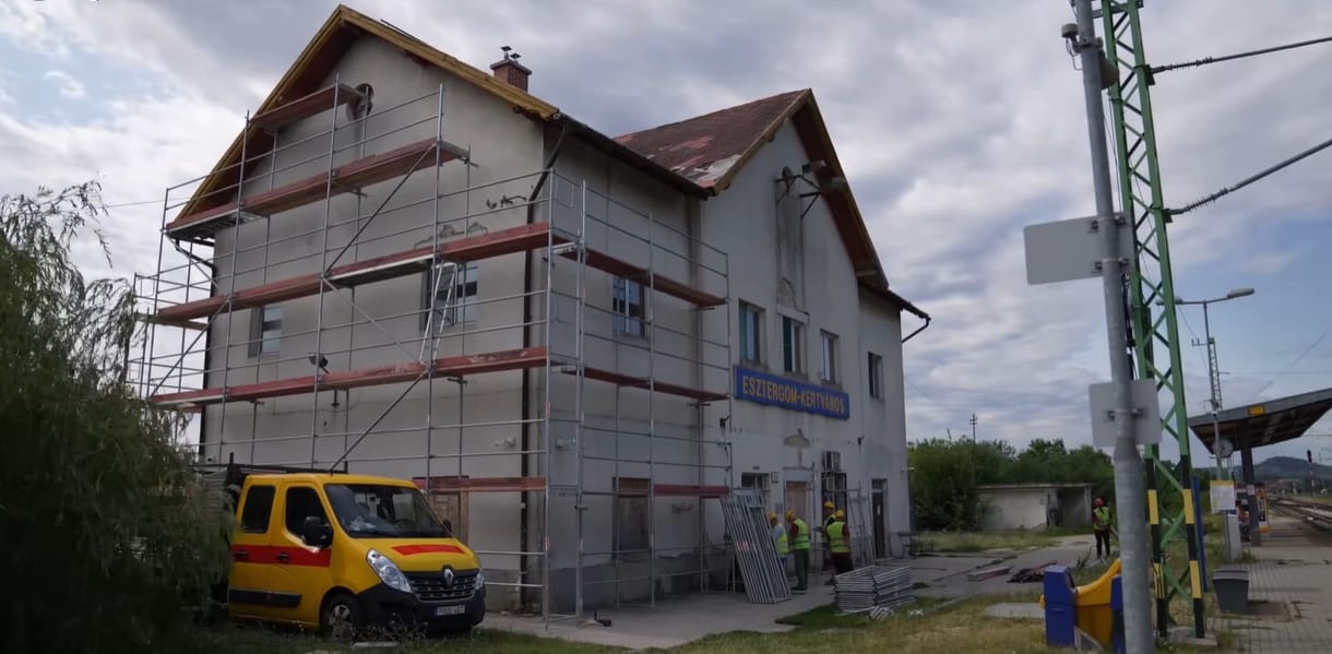 A vécék után a vasútállomások felújítását ígérik Lázár Jánosék