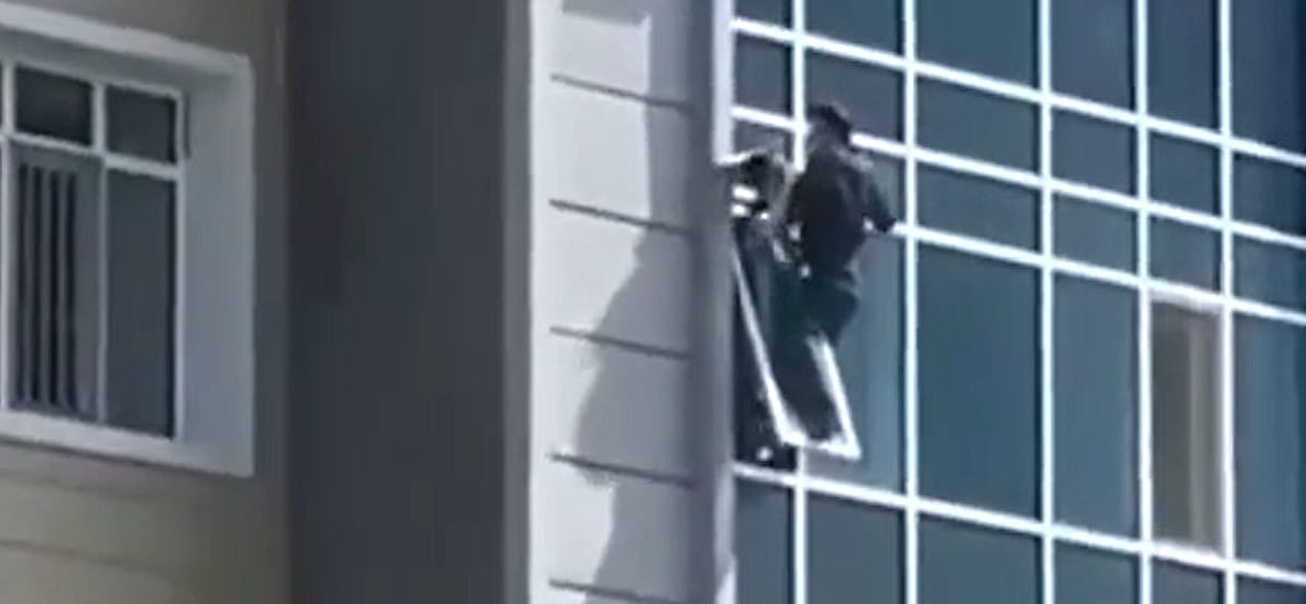 Hátborzongató videón, ahogy egy férfi megment egy nyolcadik emeleti ablakon kilógó kislányt