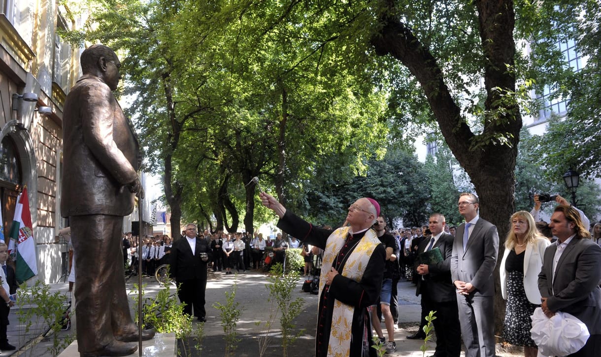 Mazsihisz: Egy antiszemita szobrát avatta fel Rétvári Bence
