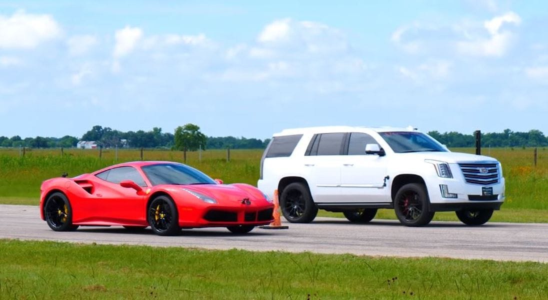 Simán lelépi a Cadillac Escalade a Ferrari 488-at – videó