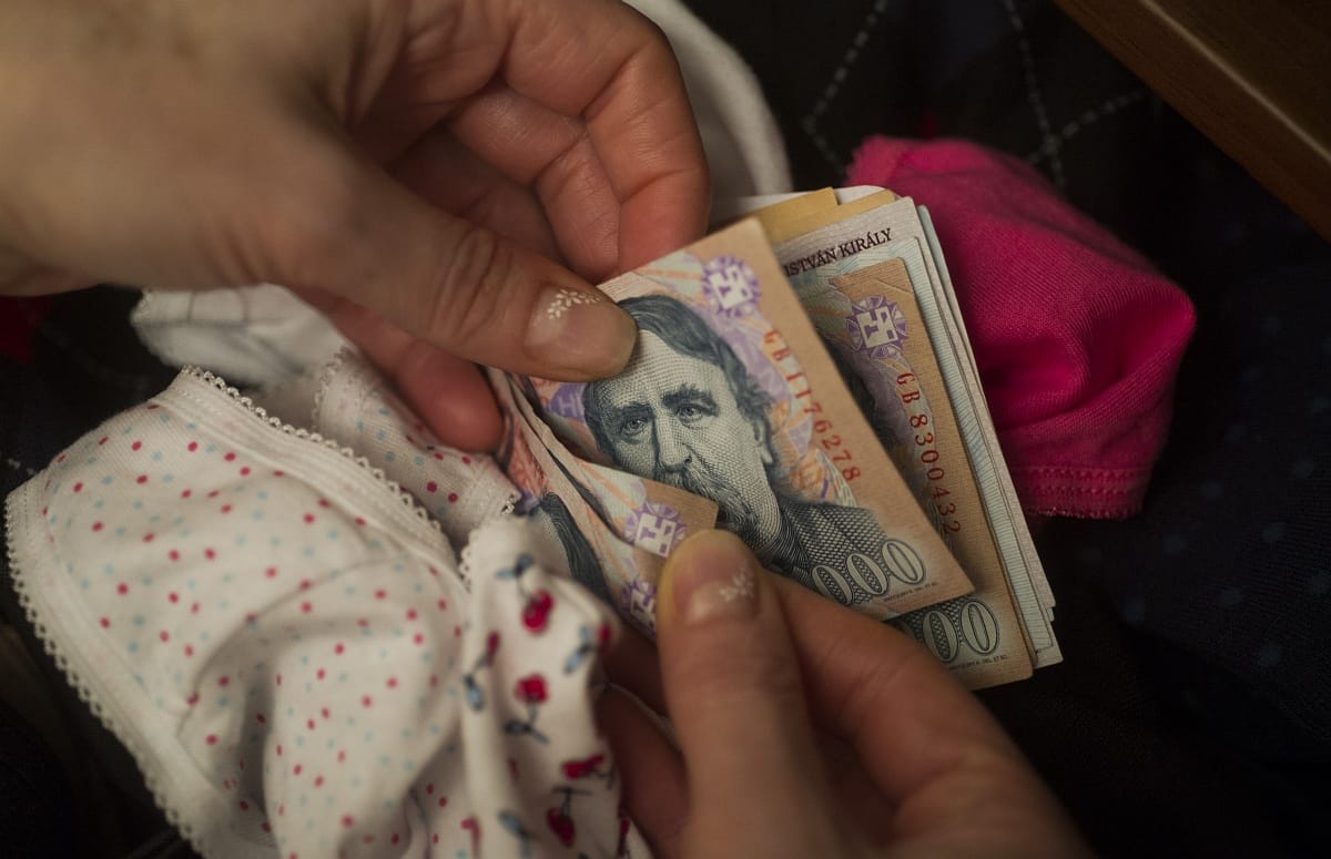 Fejenként 600 ezer forintot tartanak otthon a magyarok
