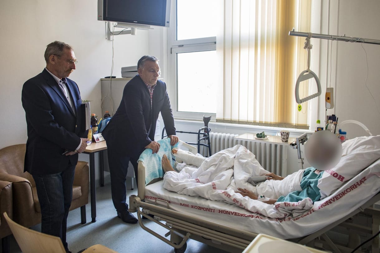 A kormányfő meglátogatta a felrobbantott rendőröket