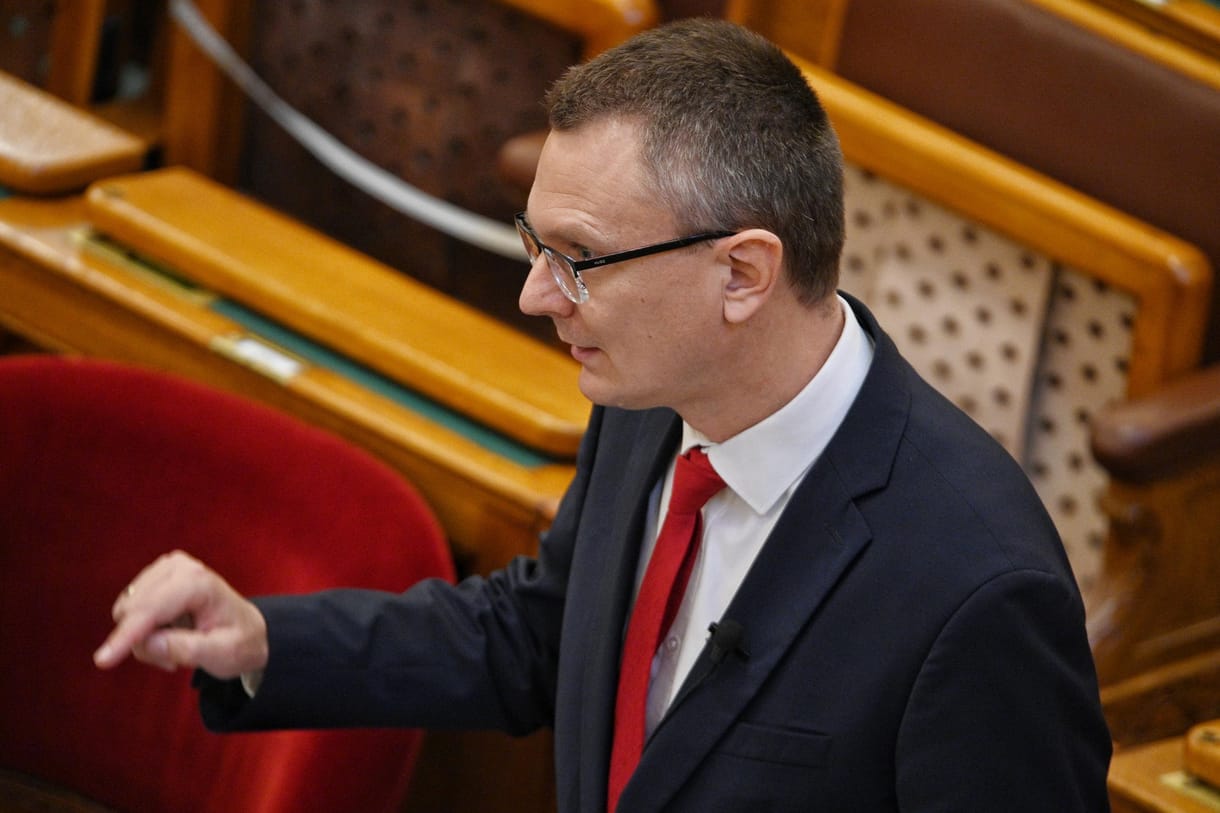 7 kérdést kapott Rétvári az egészségügyről, csak a lényeg nem derült ki