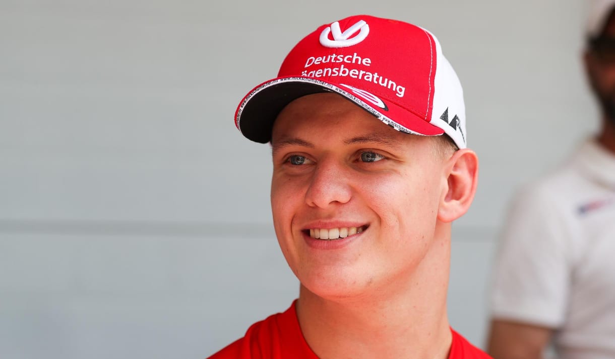 Édesapja 2004-es Ferrarijával tart bemutatót Mick Schumacher