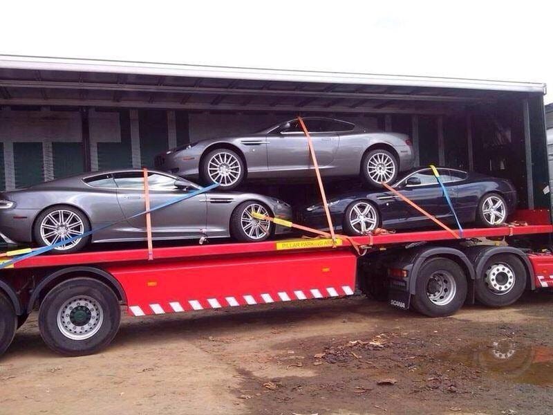Fotó: Ki az a nem normális, aki egymásra pakol három Aston Martint?