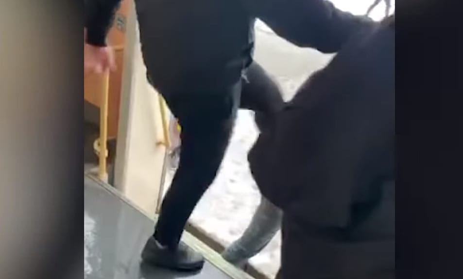 Nyomozást indít a rendőrség a hajléktalant villamosról lelökő férfi ügyében