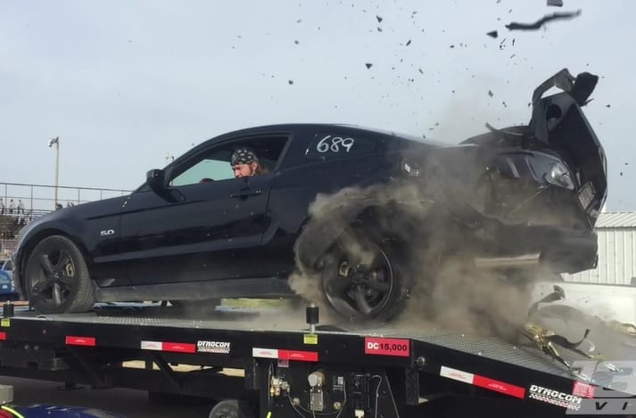 Ennyi maradt a Mustangból, miután felrobbant a kereke a fékpadon – videó