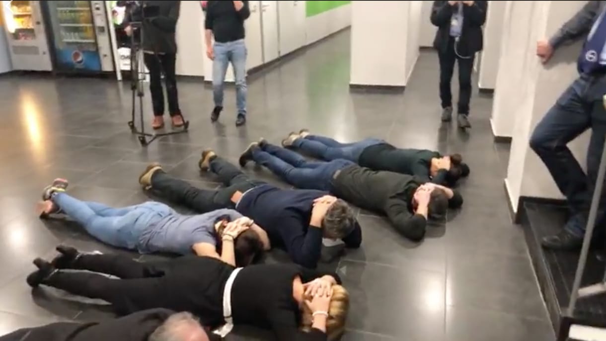 Dózsa László rendezőként lerugdosta volna a földön fekvő politikusokat a színpadról
