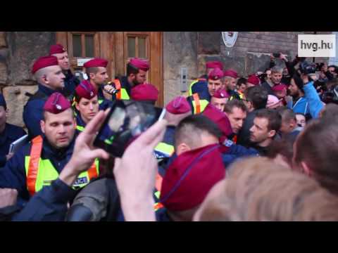 Késő estig feszültek egymásnak a Gyorskocsi utcában a tüntetők és a rendőrök – videó