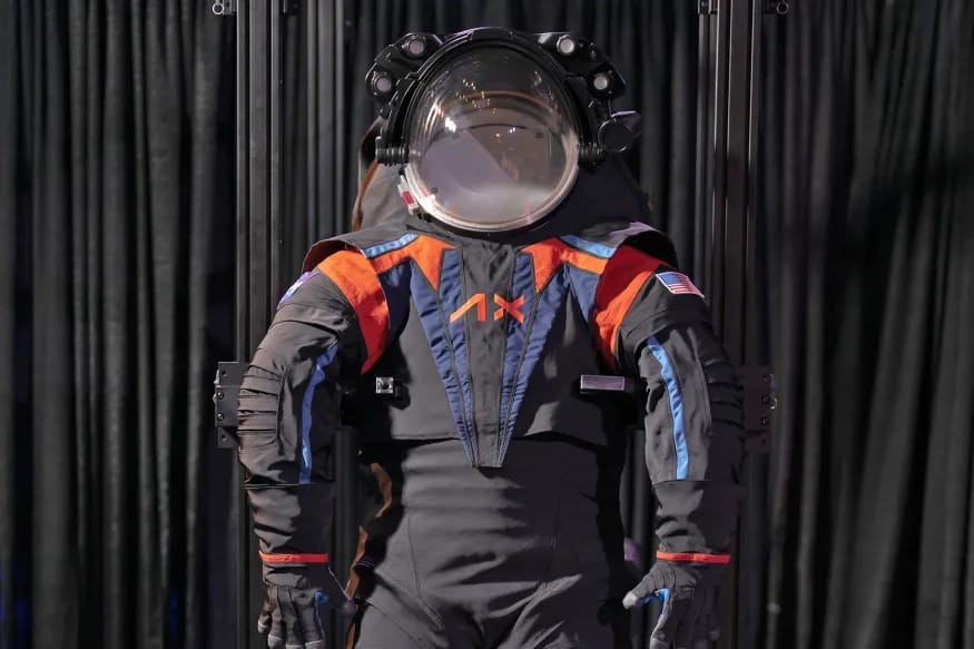 Több új szkafandert akar a NASA, hogy legyen mihez nyúlni, ha baj van