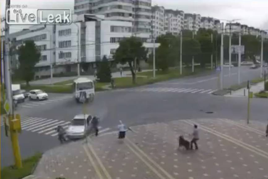 Videó: Ilyen, amikor a megvadult autó hajszállal kerüli el a gyalogosokat
