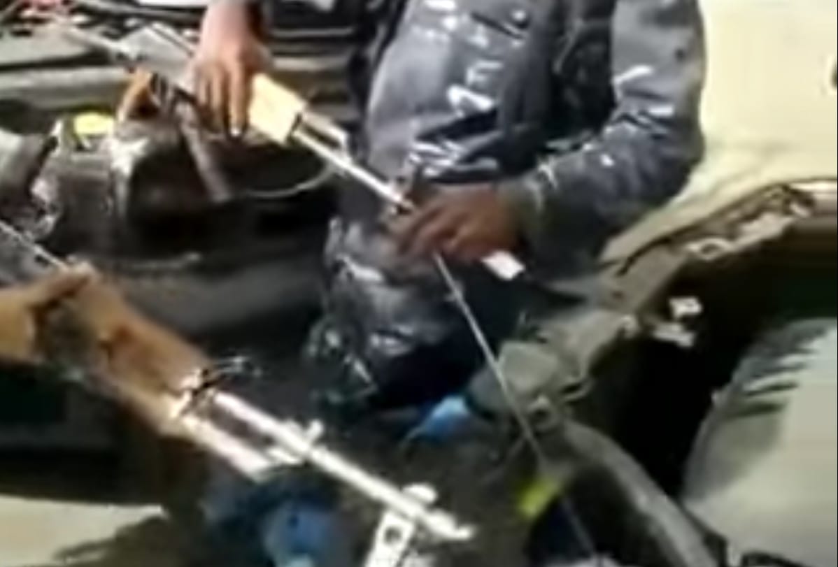 Így kell bebikázni egy autót – két Kalasnyikovval – videó