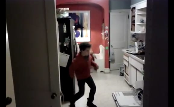 A nap videója: mindig nézz körül, ha a mosogatógép előtt Michael Jacksont táncolsz!