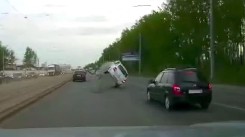 Ez van, ha ellopják a csatornafedőt, az autós pedig ráhajt a lyukra – videó