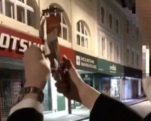 Hajléktalan férfi előtt égetett el egy 20 fontost, kirúgatnák a Cambridge-i Egyetemről