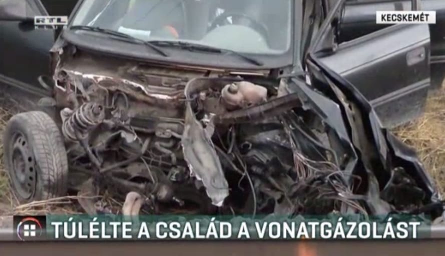 Levágta az autó elejét az IC, élve került ki belőle egy négytagú család