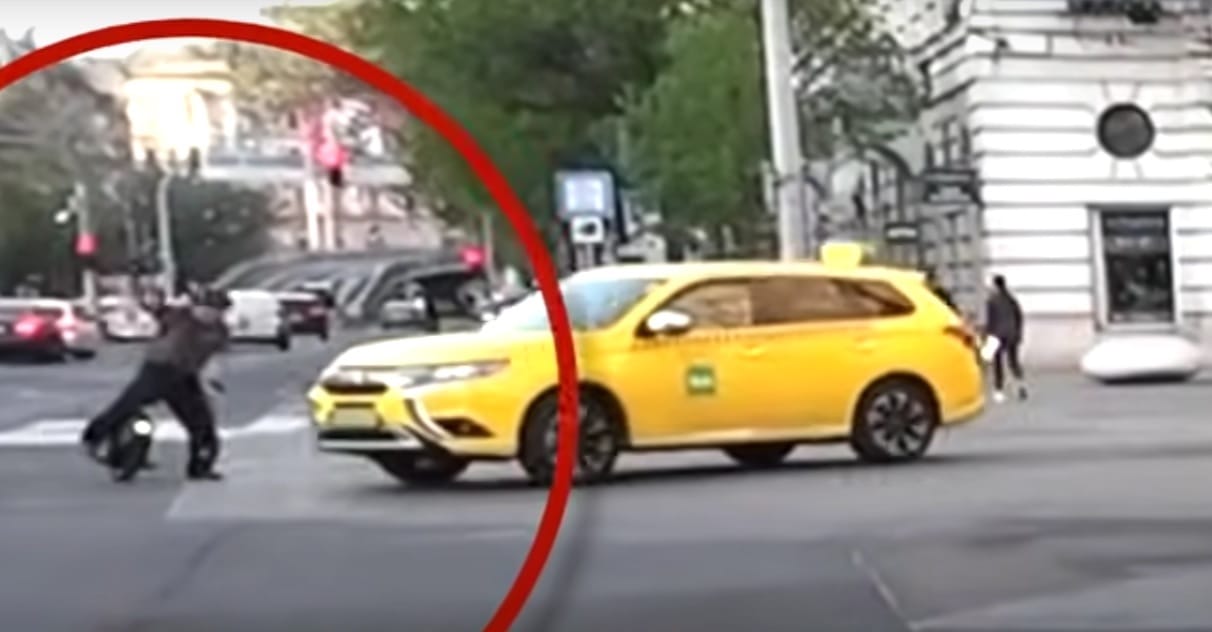 Centiken múlt az élete egy férfinak, aki egykerekűvel hajtott át a Bajcsy-Zsilinszky úton – videó