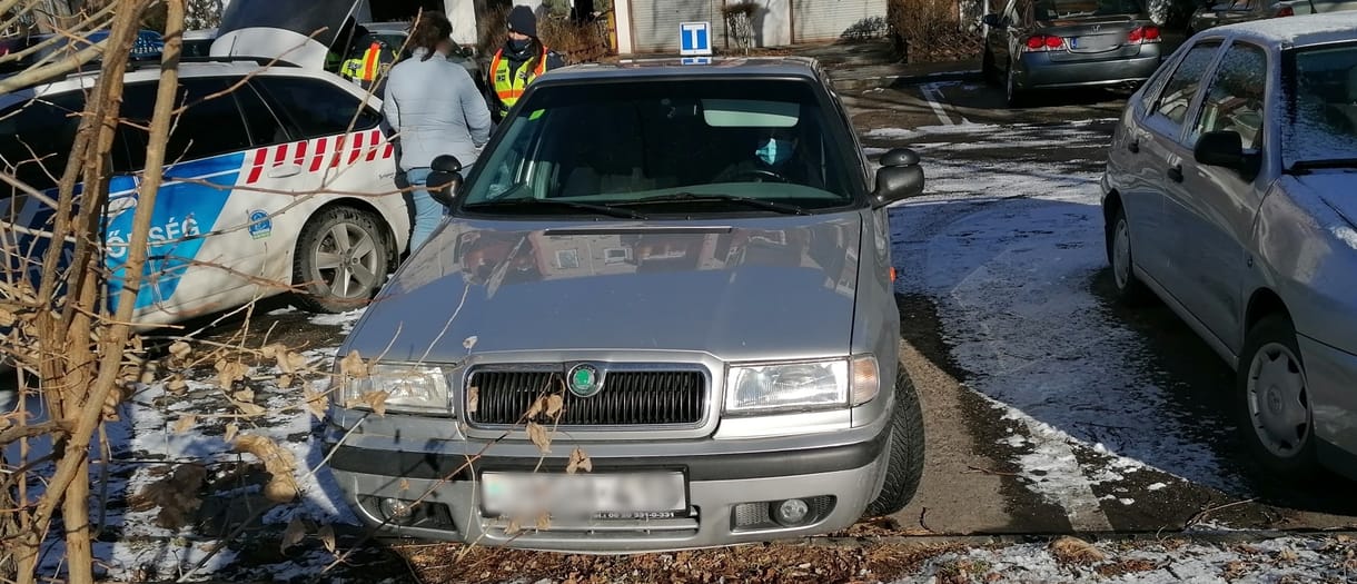 Autósoktatónak adta ki magát egy nő Békásmegyeren, munka közben kapták el a rendőrök